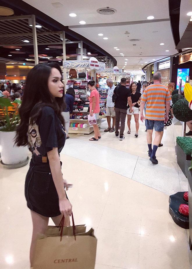 huong giang idol duoc nguoi dan thai lan nhiet tinh san don khi dang di shopping - 4